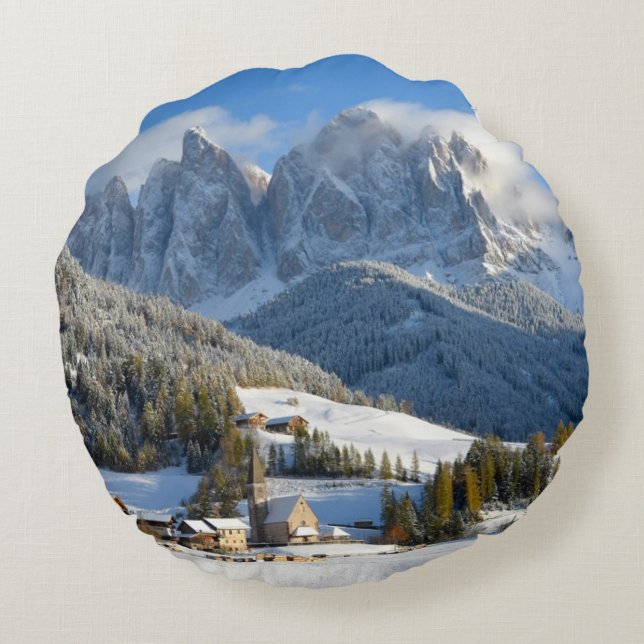 Dolomites village in winter round pillow (Back)