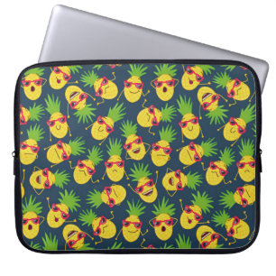 Doodle pineapples, hand drawn, summer pattern. laptop sleeve