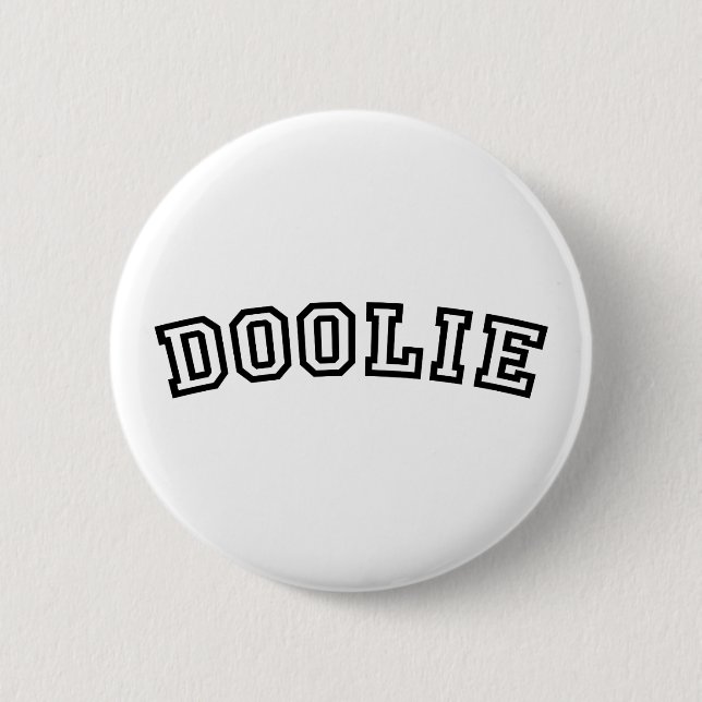 DOOLIE 6 CM ROUND BADGE (Front)