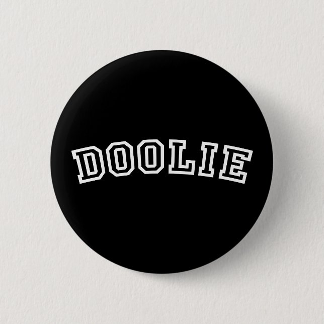 DOOLIE 6 CM ROUND BADGE (Front)