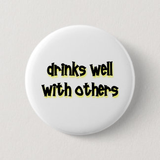Drinks well with others 6 cm round badge