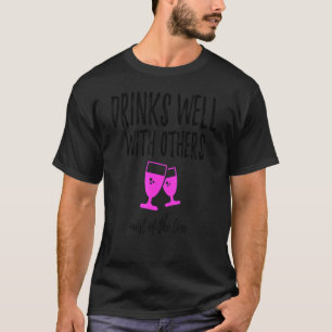 Drinks Well With Others Most Of The Time Wine De T-Shirt