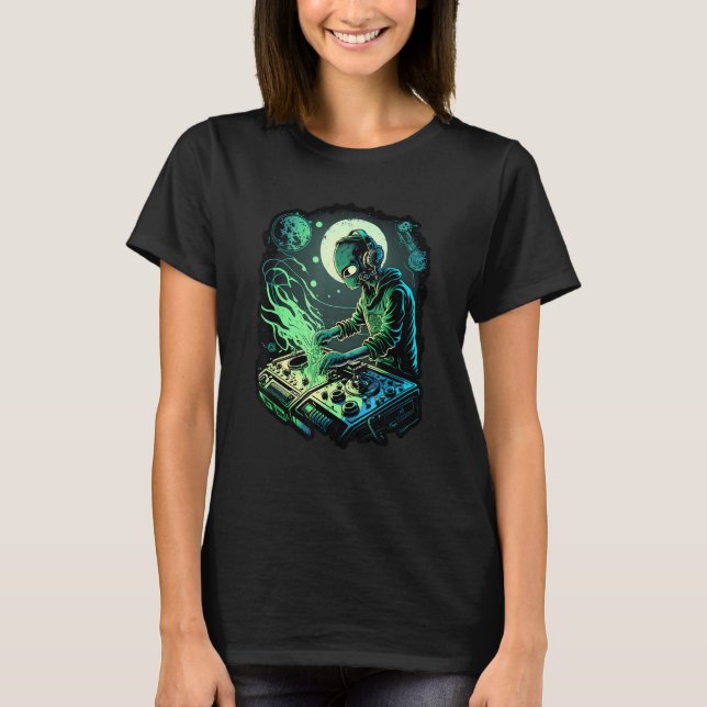 EDM Alien Rave Astronaut Alien DJ Alien DJing in S T-Shirt (Front)