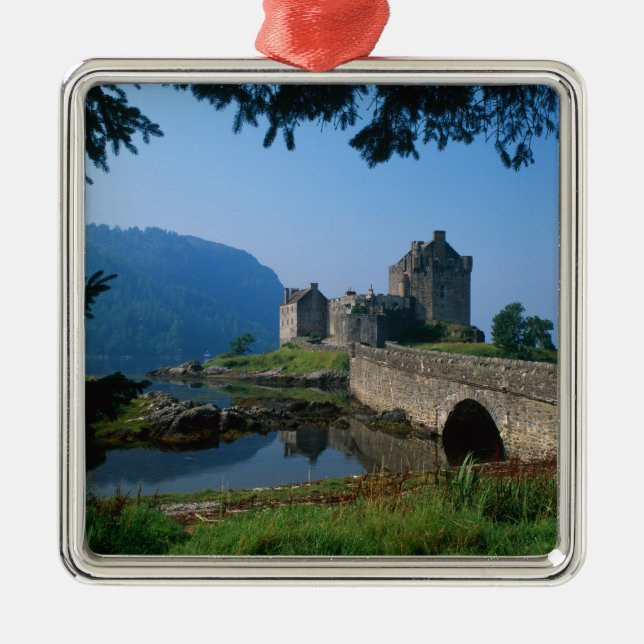 Eilean Donan Castle, Highlands, Scotland 2 Metal Tree Decoration (Front)