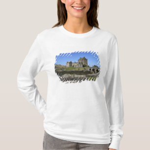 Eilean Donan Castle, Scotland. The famous Eilean 2 T-Shirt
