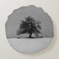 Einsamer Baum im Schnee