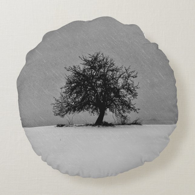 Einsamer Baum im Schnee Round Cushion (Back)