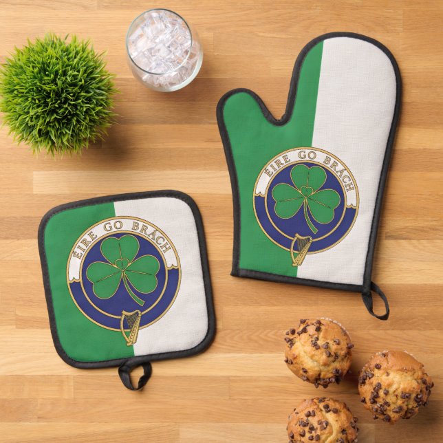 Éire go Brách - Ireland Forever Oven Mitt & Pot Holder Set (Top Down)
