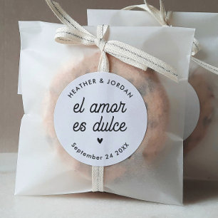 El Amor es Dulce Modern Wedding Favors Classic Round Sticker