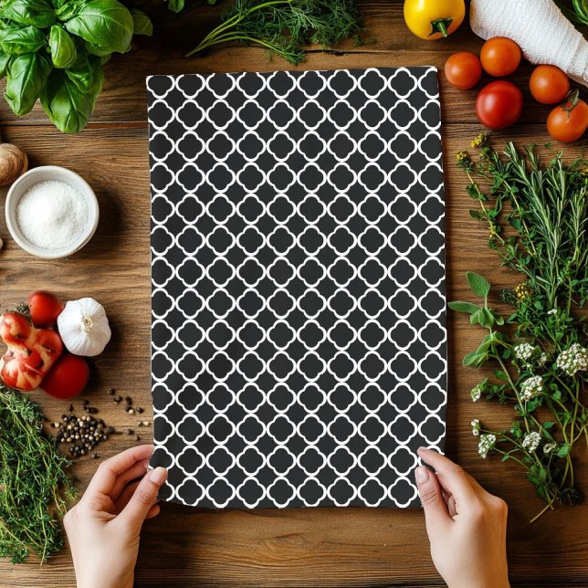 Elegant Black and White Quatrefoil Pattern Tea Towel (Elegant Black and White Quatrefoil Pattern Towel)