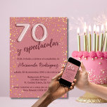 Elegant Charming Rose Gold 70th Birthday Spanish Invitation<br><div class="desc">Celebra los 70 años con distinción y elegancia con nuestra invitación de cumpleaños para mujeres, totalmente personalizable en español. Este diseño encantador presenta un fondo rosa suave adornado con destellos dorados brillantes, que reflejan la alegría de una ocasión tan especial. El número "70" resalta en un sofisticado tono metálico, añadiendo...</div>