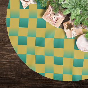 Elegant chequered pattern in green and gold brushed polyester tree skirt