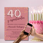 Elegant Rose Gold Glitter 40th Birthday Spanish Invitation<br><div class="desc">Celebra los 40 años de manera espectacular con nuestra elegante invitación de cumpleaños para mujeres, completamente personalizable en español. Este diseño encantador presenta un fondo rosa suave adornado con delicados destellos dorados que capturan la esencia de una celebración especial. El número "40" se destaca en un elegante tono metálico, añadiendo...</div>