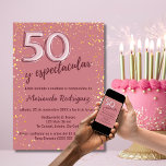 Elegant Stylish Rose Gold 50th Birthday Spanish Invitation<br><div class="desc">Conmemora los 50 años con clase y elegancia mediante nuestra sofisticada invitación de cumpleaños para mujeres, completamente personalizable en español. Este diseño encantador presenta un fondo rosa suave con destellos dorados brillantes, capturando la esencia de una celebración especial. El número "50" se destaca en un elegante tono metálico, añadiendo un...</div>