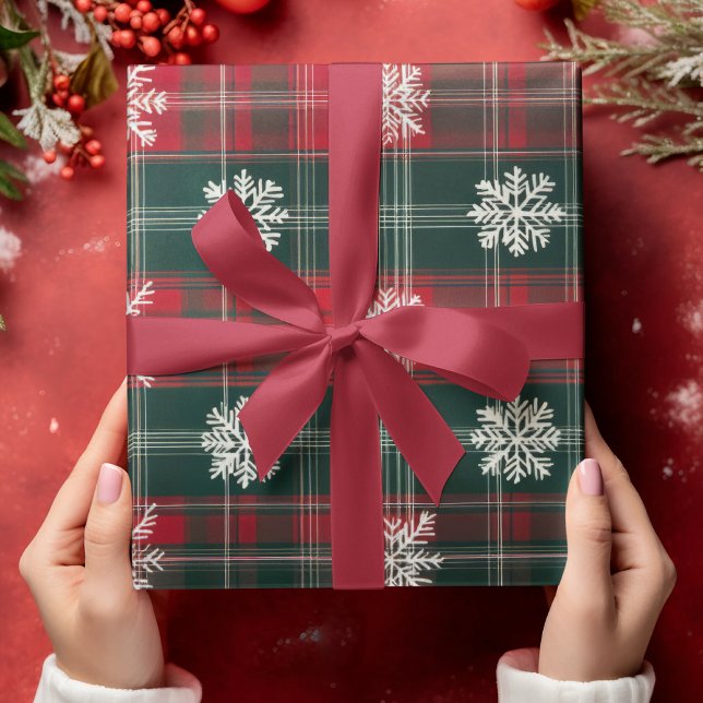 Elegant Vintage Red and Green Snowflakes Wrapping Paper (Elegant Vintage Red and Green Snowflakes Wrapping Paper)