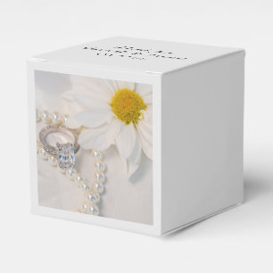 Elegant White Daisy Wedding Favour Box