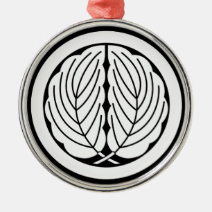 Embracing oak leaves in circle metal tree decoration
