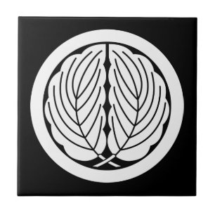 Embracing oak leaves in circle tile