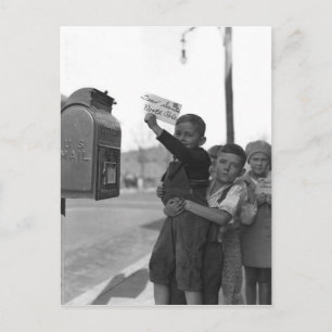 Enfants postant une lettre au Père Noël Postcard