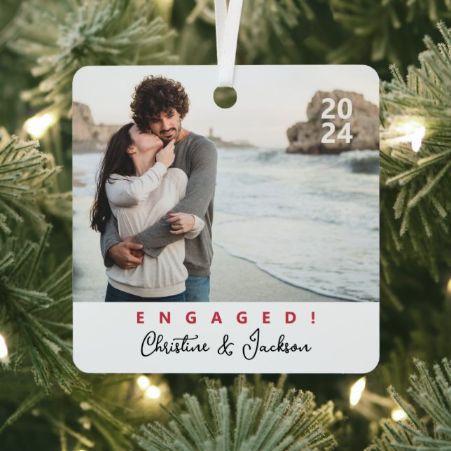 Engaged Christmas | Modern Trendy Couple Photo Met Metal Tree Decoration (Insitu)