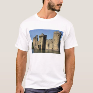 England, Sussex, Bodiam Castle. T-Shirt