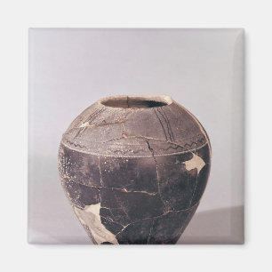 Engobe vase decorated with undulating lines magnet