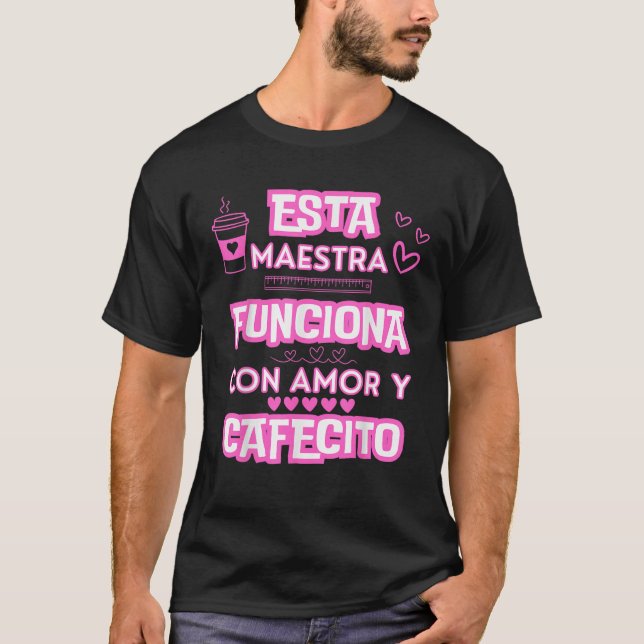 Esta Maestra Funciona Con Amor Y Cafecito  T-Shirt (Front)