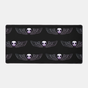 Eulentotenkopf mit Flügeln Desk Mat