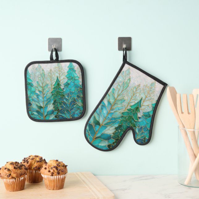 Evergreen Glow – Christmas Oven Mitt & Pot Holder Set (Insitu(Hanging))