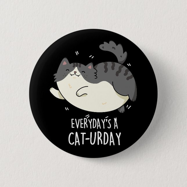 Everyday's A Cat-urday Funny Cat Pun Dark BG 6 Cm Round Badge (Front)