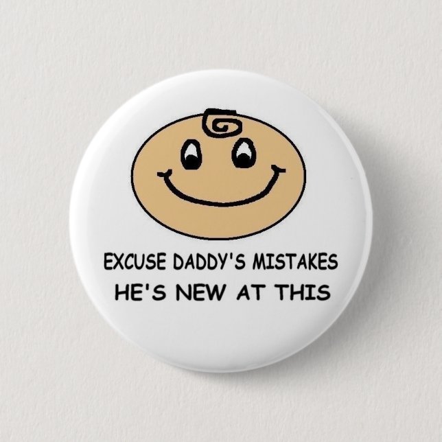 EXCUSE DADDY'S MISTAKES - HE'S NEW AT THIS 6 CM ROUND BADGE (Front)
