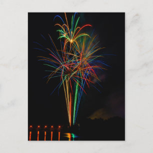Exhibición de colores en fuegos artificiales postcard