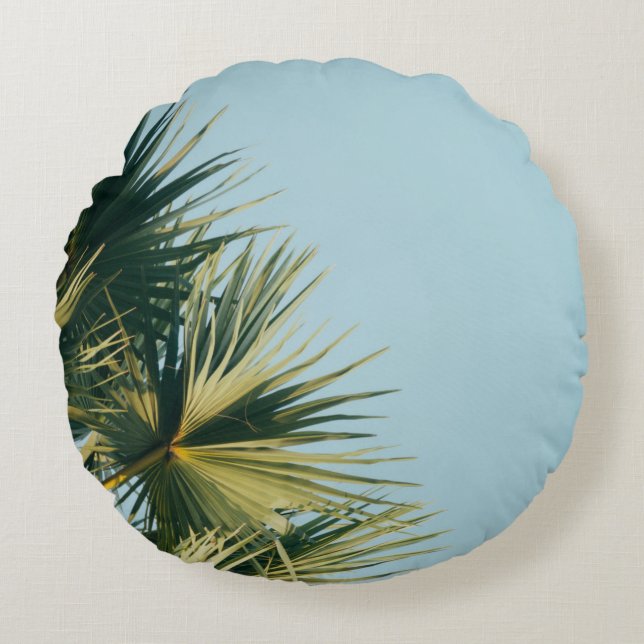 Fan palm tree under blue sky round cushion (Front)