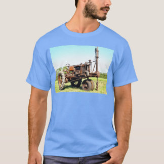 Farmall F-20 Tractor with a Piper Speedigger attac T-Shirt