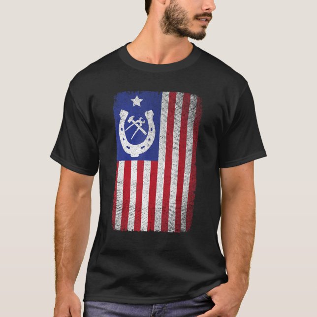 Farrier American Flag Horseshoe Horseshoeing T-Shirt (Front)