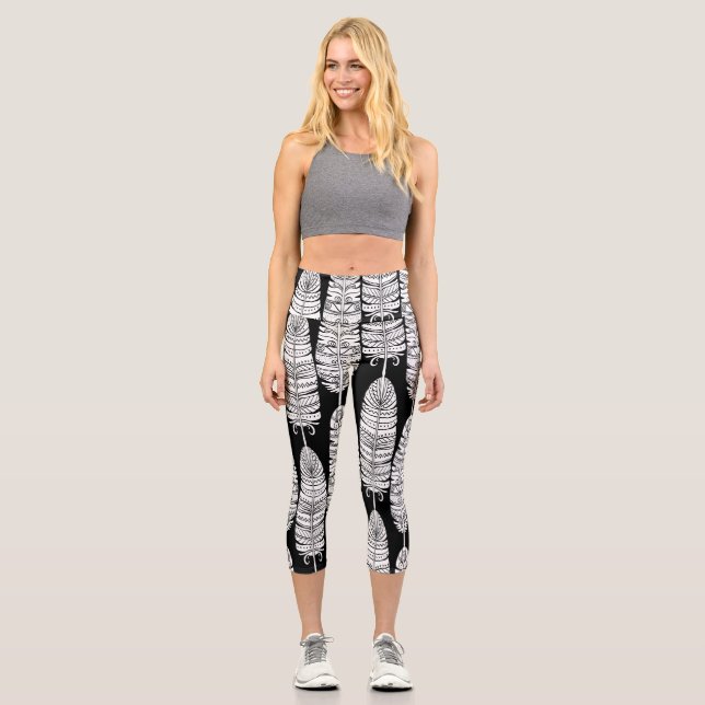 Feathers boho: black and white pattern capri leggings (Front)