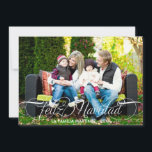 Feliz Navidad Tarjeta Fotográfica Escritura Blanca Holiday Card<br><div class="desc">Foto del día Simplemente elegante tarjeta de felicitación ofrece "Feliz Navidad" en una escritura hermosa con modernas rodantes detalles en blanco. Rayas diagonales verdes añaden interés a la parte posterior de la tarjeta.</div>