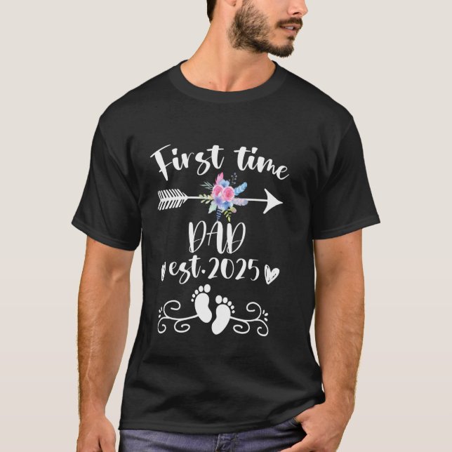 First Time DAD est 2025 Cute Baby Reveal Family Ma T-Shirt (Front)