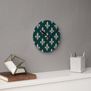 Fleur de Lis Pattern, Royal French Cream on Green Round Clock