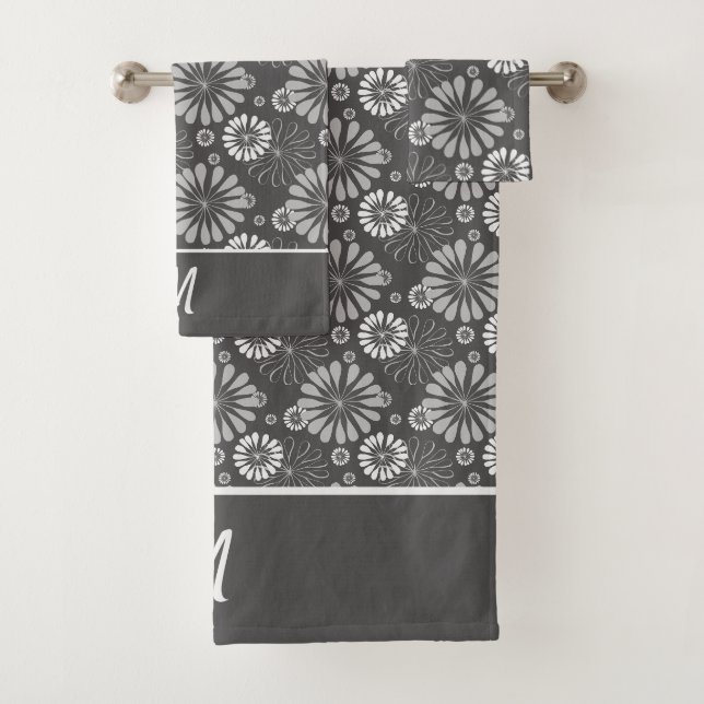 Floral Pattern Monogrammed Bath Towel Set (Insitu)