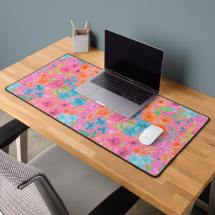 Floral watercolor pattern in pink desk mat