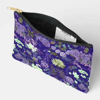 Flowers with an elegant and fascinating atmosphere accessory pouch