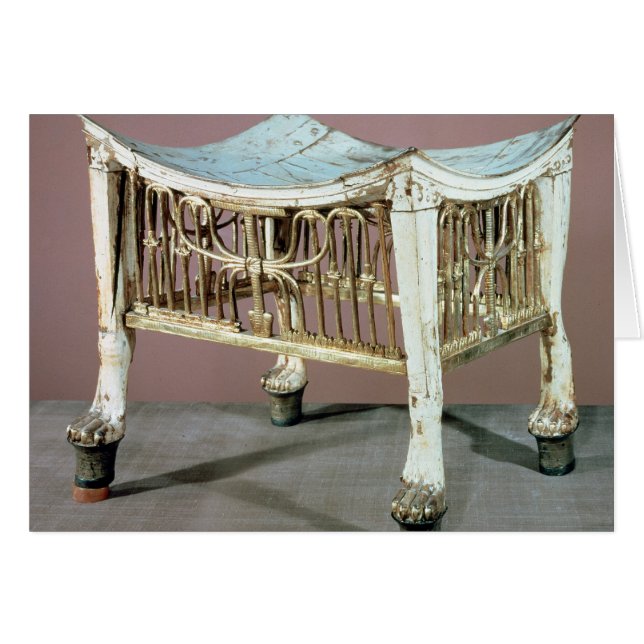 Footstool used by the child-king at the beginning (Front Horizontal)