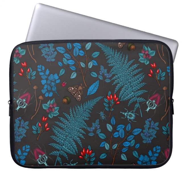 Forest berries, leaves and bugs 1 laptop sleeve (Front)