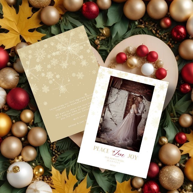 Foto de copos de nieve dorados de la primera Navid Holiday Card (Newlyweds First Christmas Golden Snowflakes Photo Holidays Cards.)