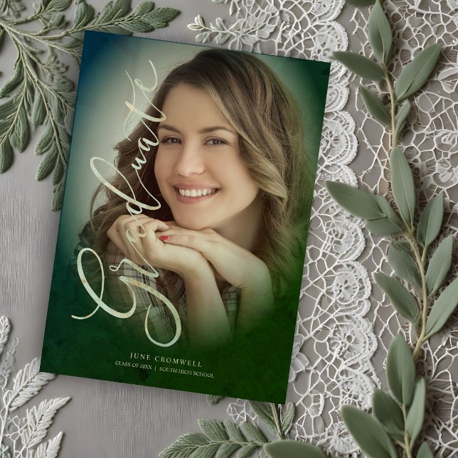 Foto de graduado moderno con un guión elegante de  (Creator Uploaded)