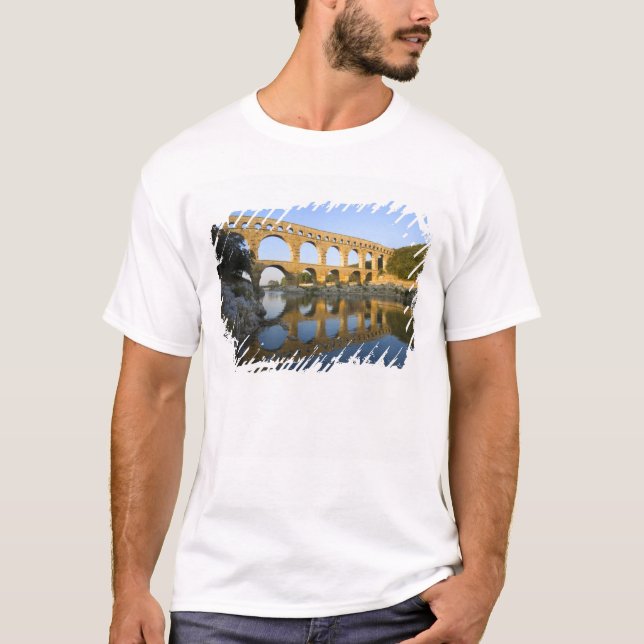 France, Avignon. The Pont du Gard Roman aqueduct T-Shirt (Front)