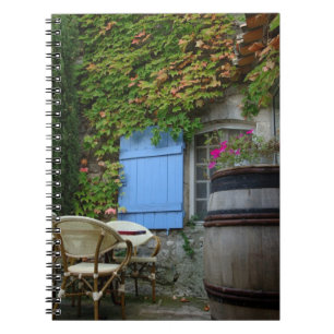France, Les Baux de Provence, cafÃ© patio Notebook