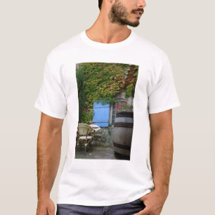 France, Les Baux de Provence, café patio T-Shirt
