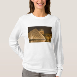 France, Paris. The Louvre at twilight. Credit 2 T-Shirt